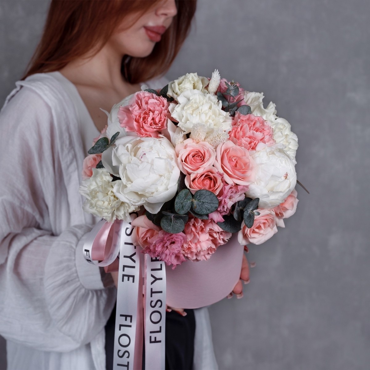 nezhnyj sbornyj buket v korobke s belymi pionami  5